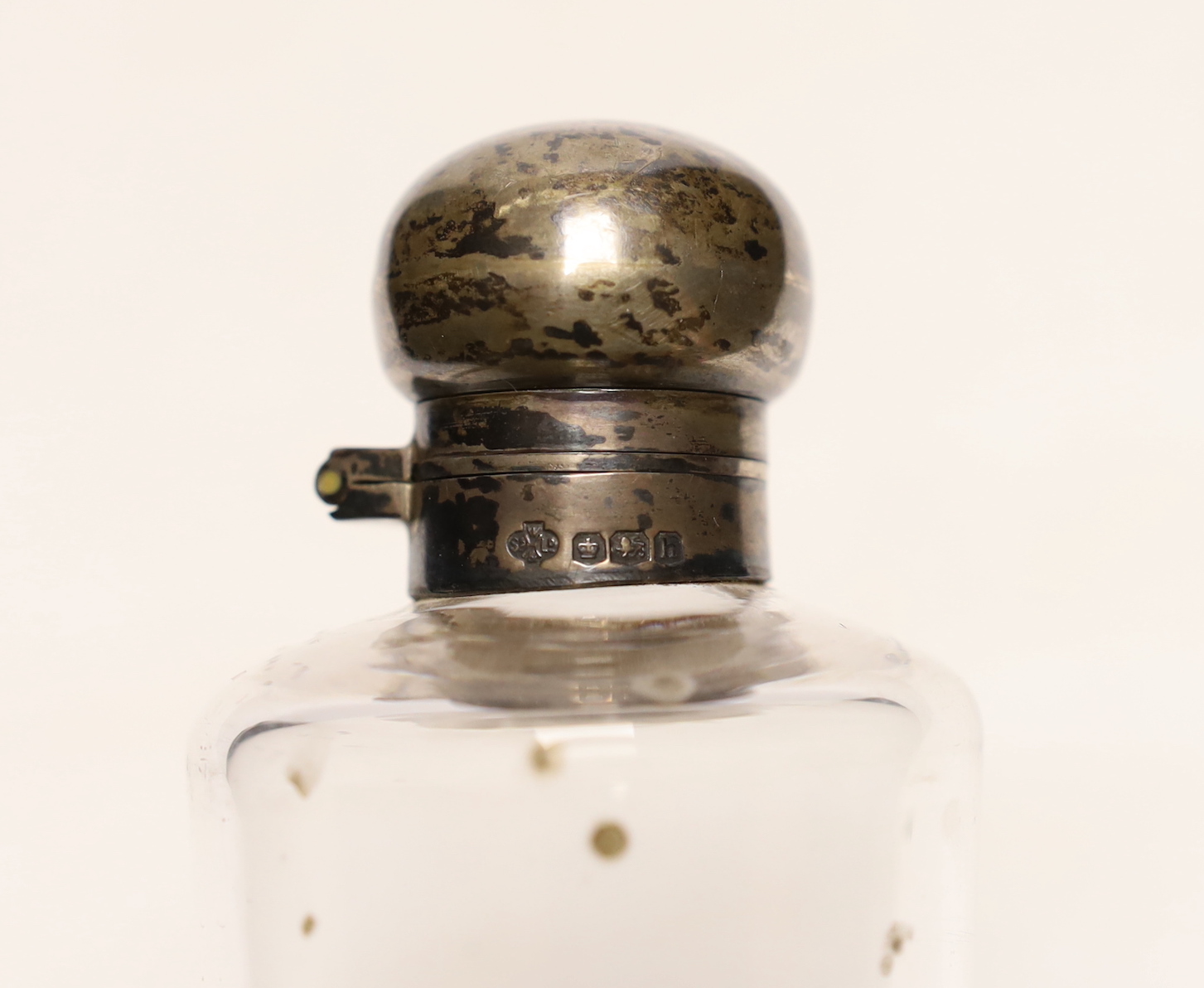 A George V silver mounted glass teardrop shaped scent flask, William Hutton & Sons, Ltd, Sheffield, 1925, 25.9 cm.